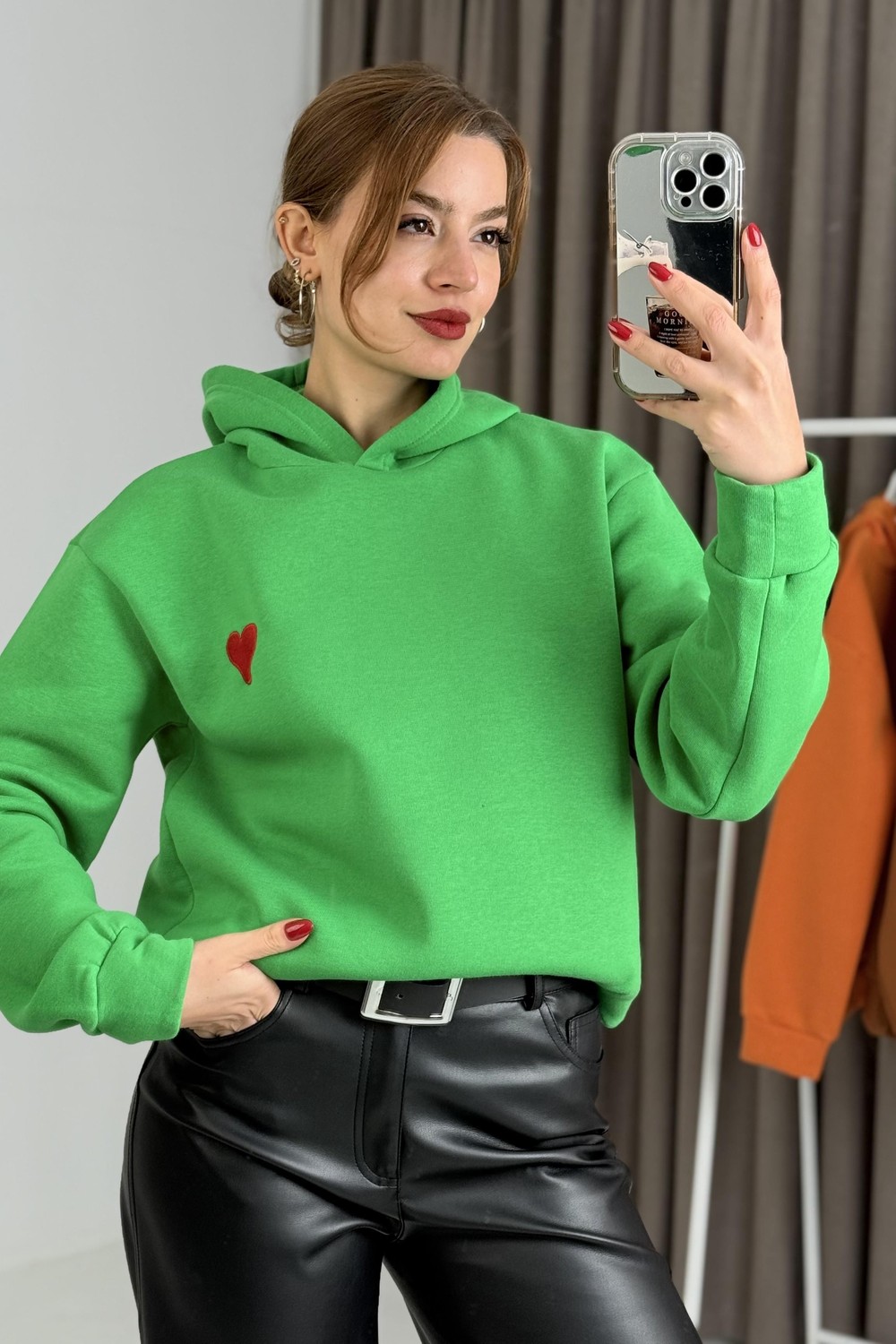Üç İplik Yeşil Kalp Nakışlı Şardonlu  Kapişonlu Sweat