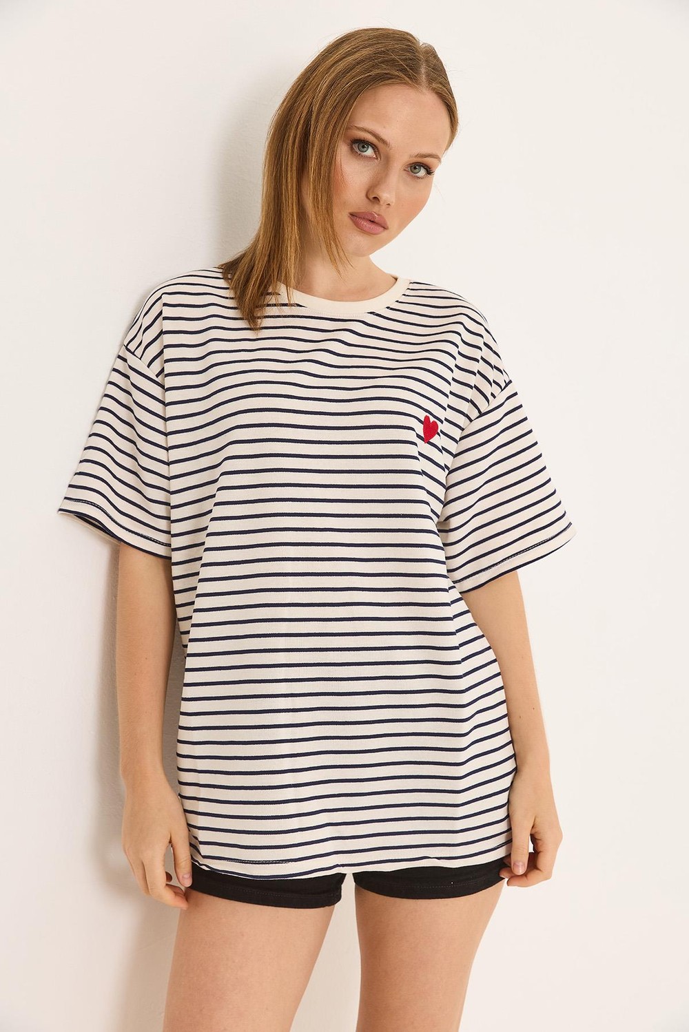 Kalp Nakışlı Çizgili Oversize Rahat Kalıp T-Shirt Siyah
