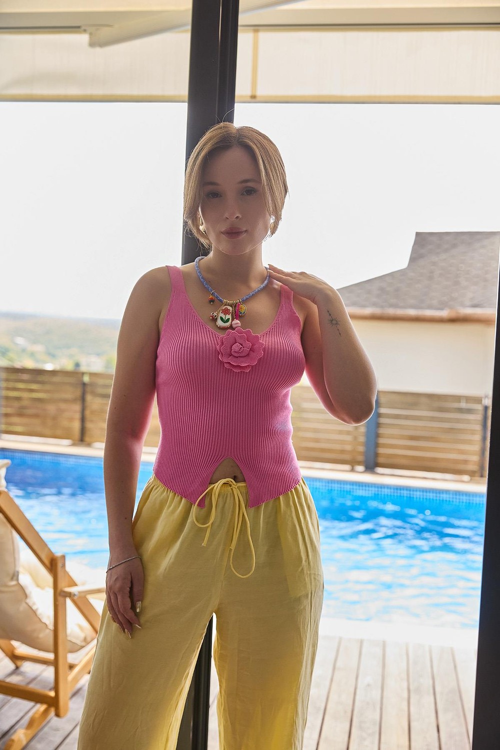 Gül Motifli Triko Crop Bluz Pembe