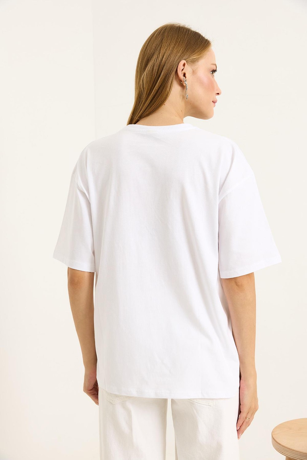 Çiçek Motifli Rahat Kesin Kadın Tshirt Beyaz