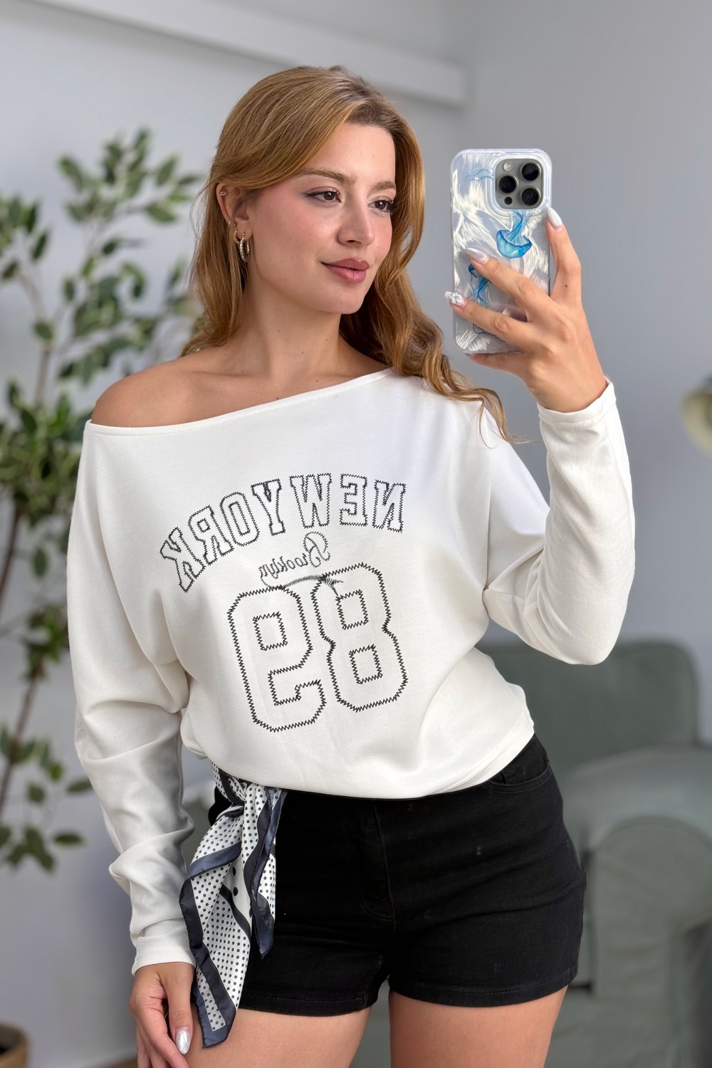 Kayık Yaka Viskon New York Baskılı  Uzun Kollu Tshirt Beyaz