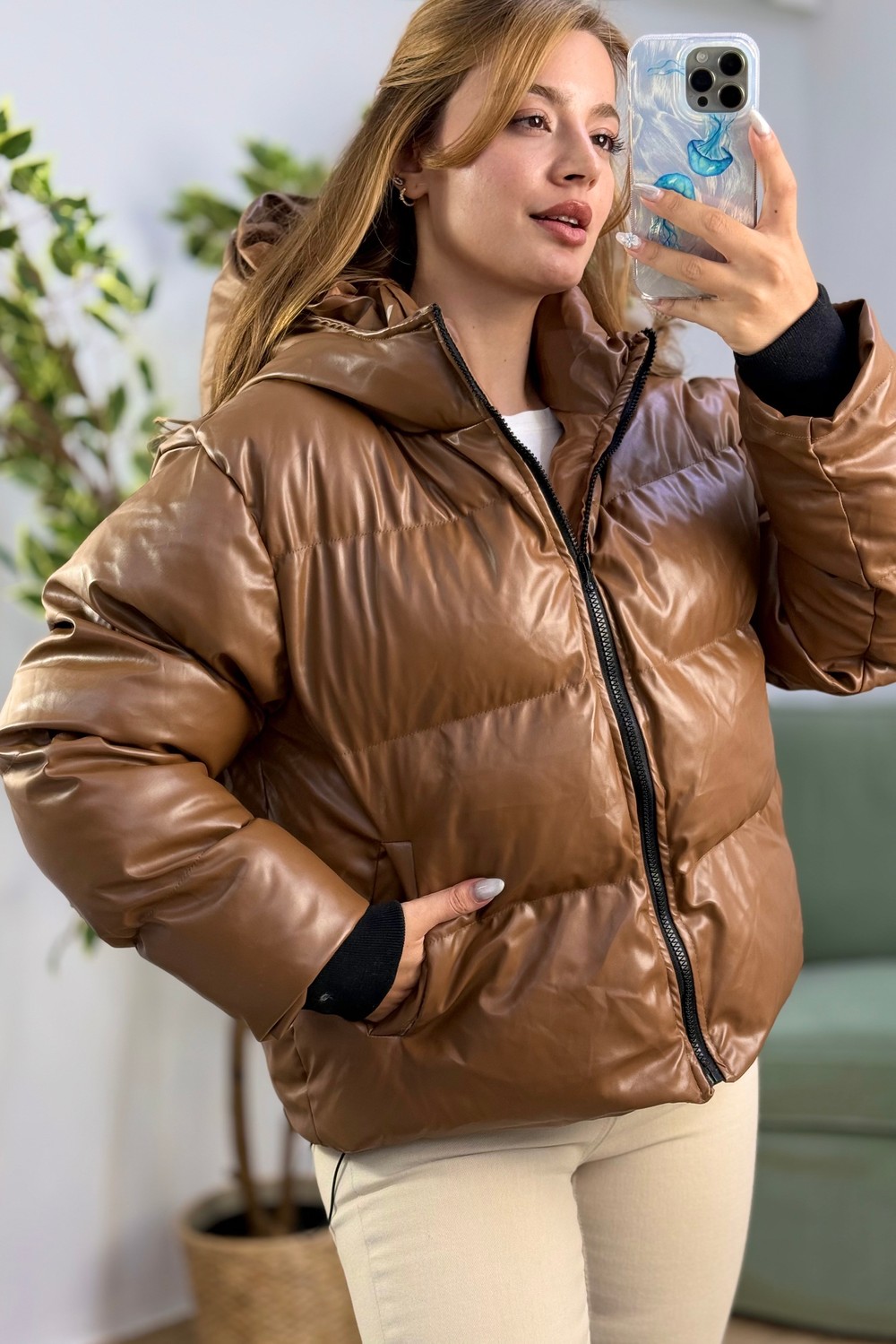 Kadın Bilekleri Kaşkorse Model Deri Kapişonlu  Şişme Mont 