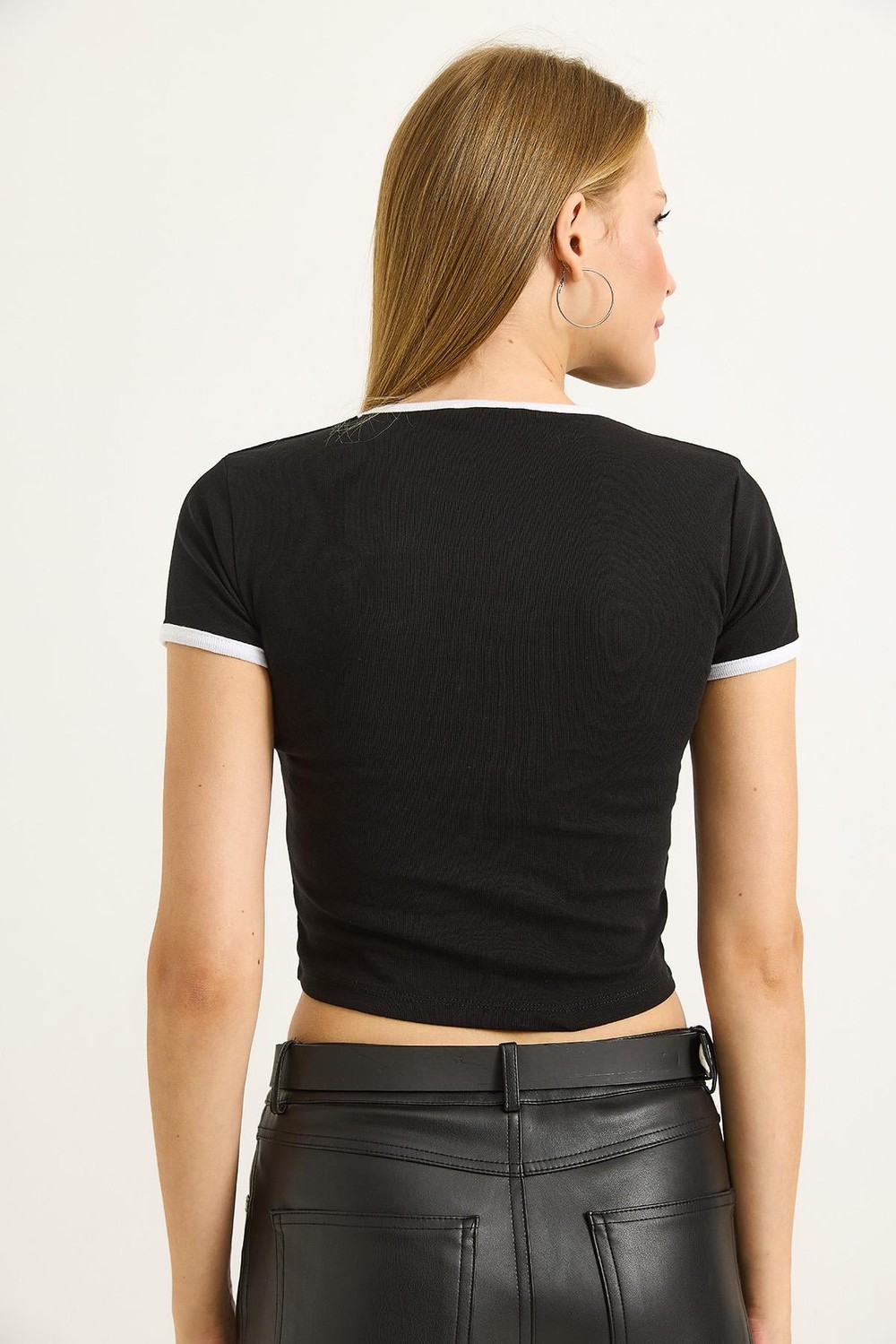 Bisiklet Yaka Nakışlı Crop Tshirt Siyah