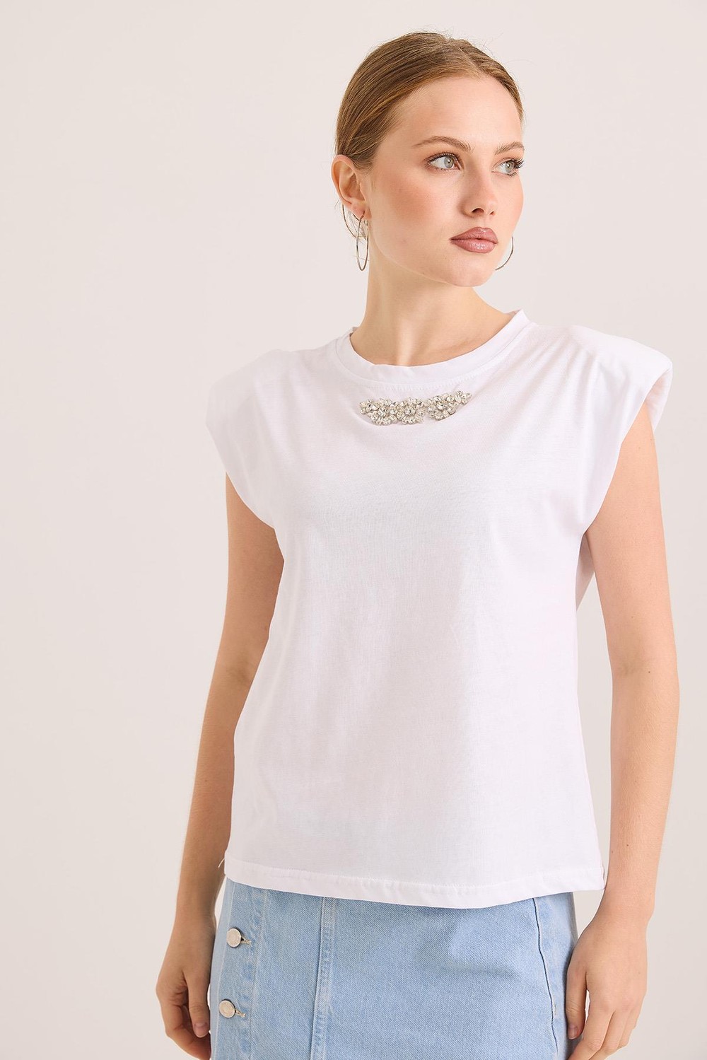 Omuz Vatkalı Şık Aksesuar Detaylı Pamuk Örme Tshirt Beyaz