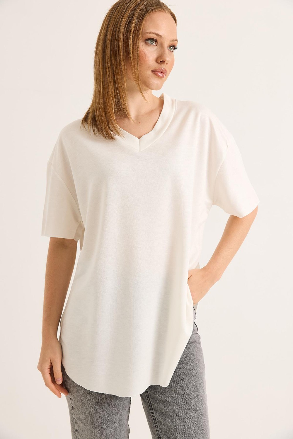 V Yaka Arkası Uzun Basic Tshirt Beyaz