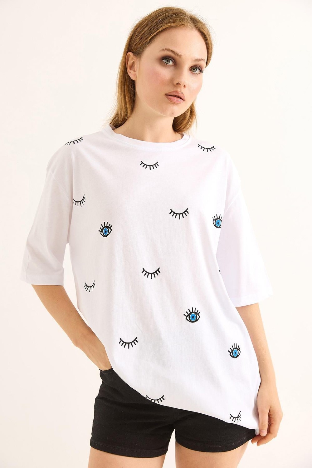 Kadın Bisiklet Yaka Göz Baskılı Oversize Tshirt Beyaz