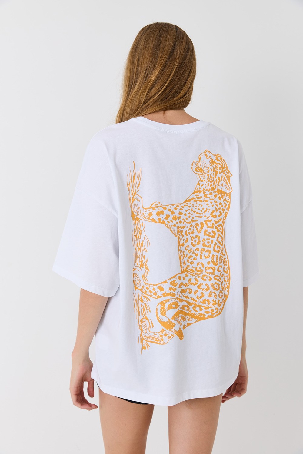 Kadın Bisiklet Yaka Leopar Baskılı Tshirt Beyaz