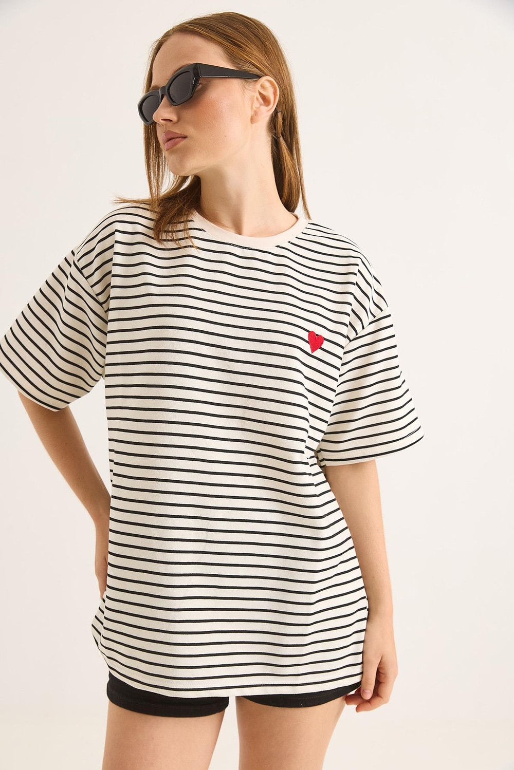 Kalp Nakışlı Çizgili Oversize Rahat Kalıp T-Shirt Siyah