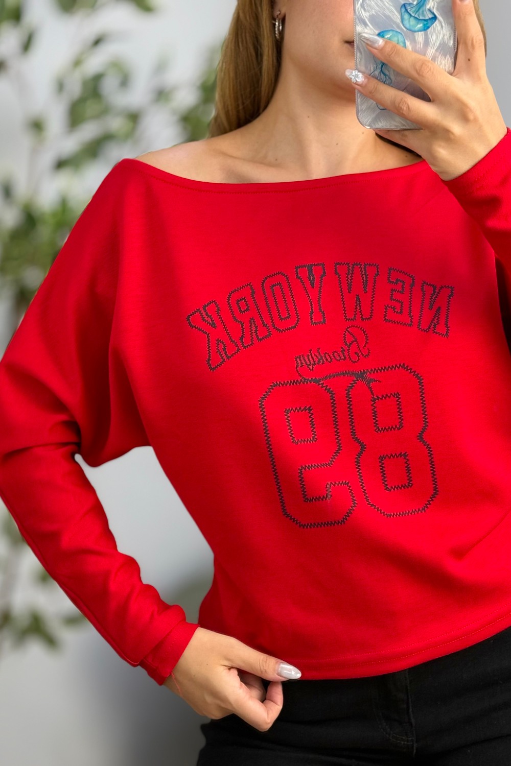 Kayık Yaka Viskon New York Baskılı  Uzun Kollu Tshirt Kırmızı