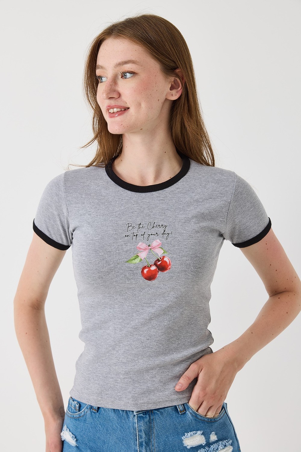 Kadın Dar Kesim Kiraz Baskılı Kısa Kollu Tshirt Gri