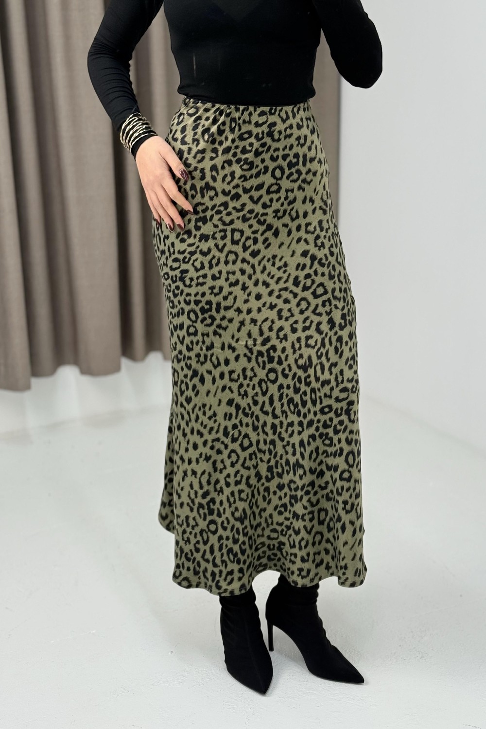 Beli Lastikli Leoparlı Saten Etek Haki