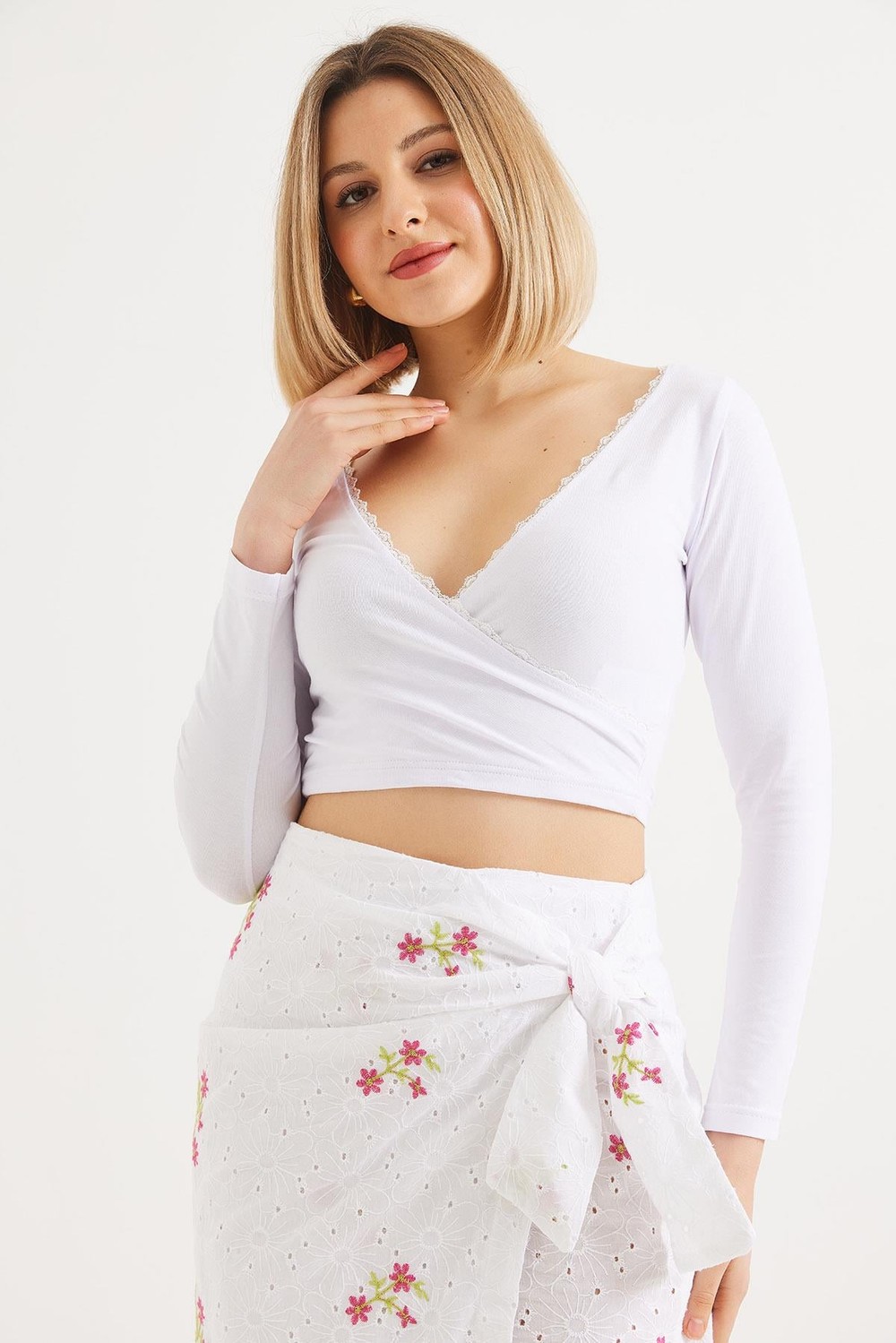 Dantel Detaylı Kruvaze Crop Bluz Beyaz