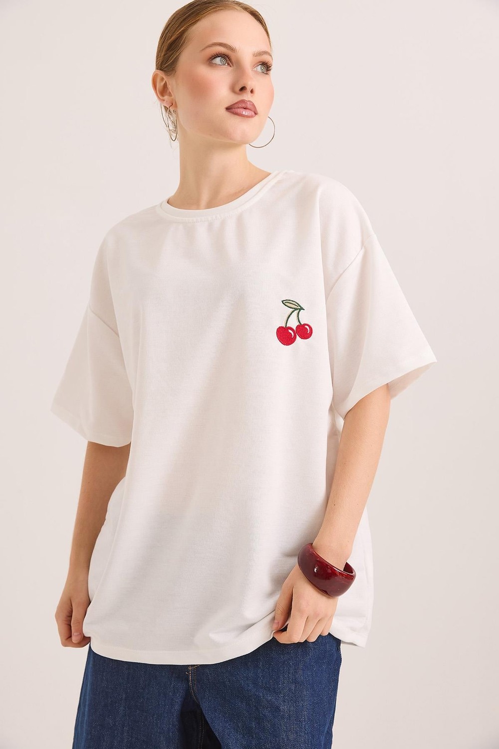 Kiraz Nakışlı Oversize Rahat Kalıp Tshirt Beyaz