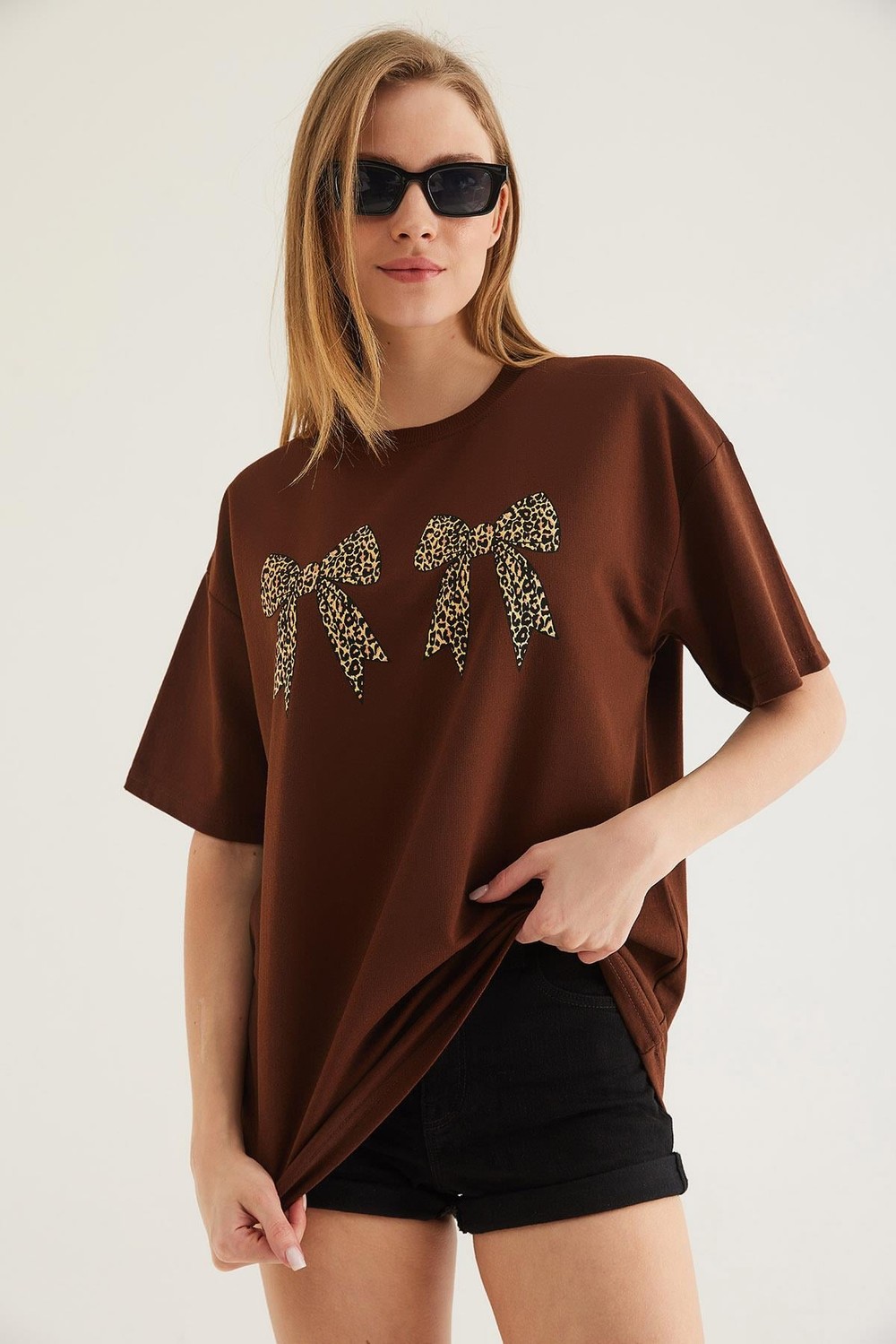 Kurdele Baskı Detaylı Basic Tshirt Kahverengi