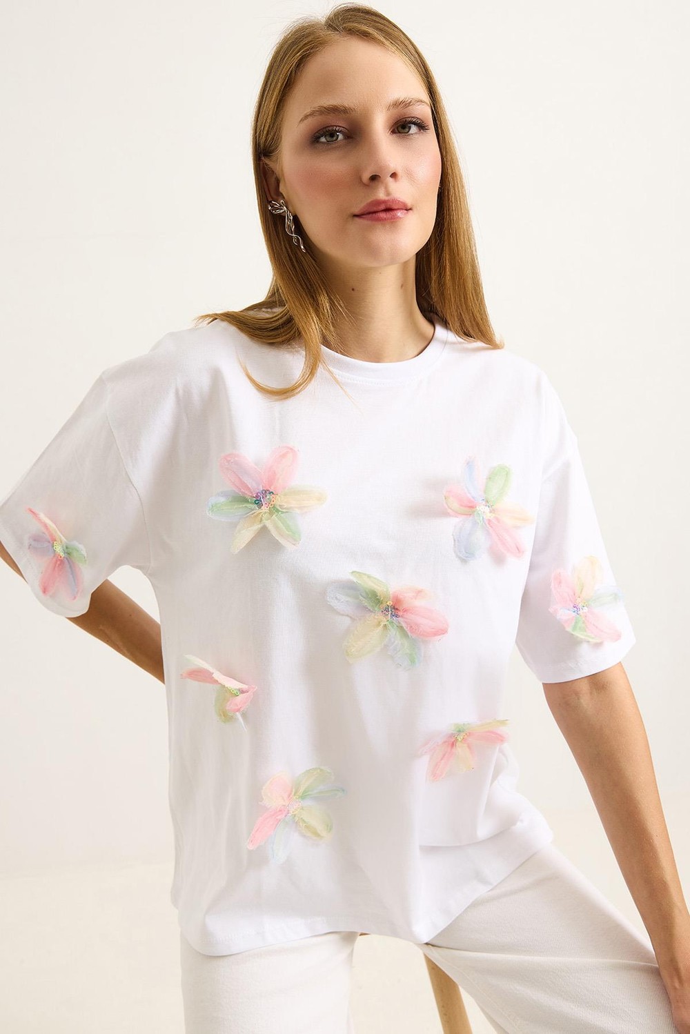 Çiçek Motifli Rahat Kesin Kadın Tshirt Beyaz
