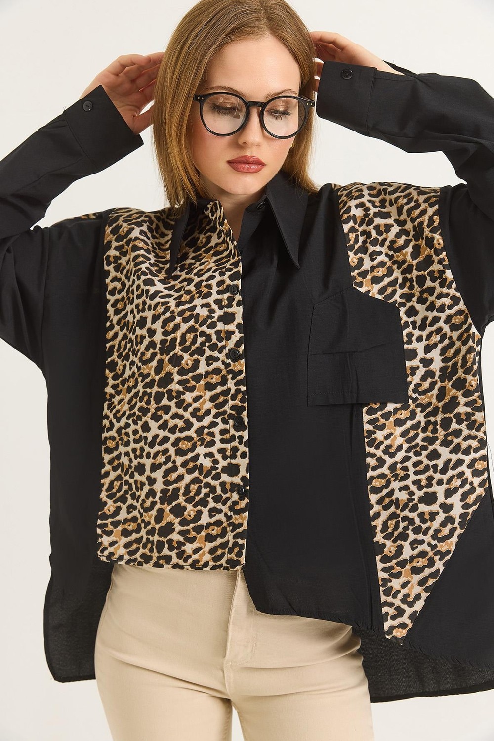 Leopar Garnili Ters Cep Detaylı Siyah Gömlek