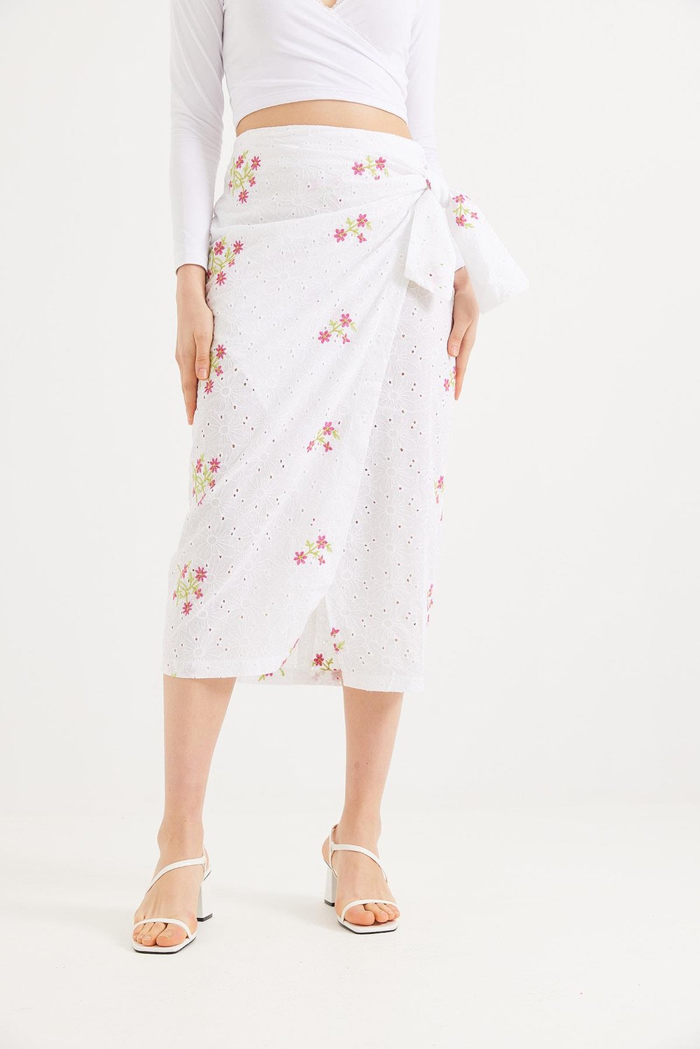 Çiçek İşlemeli Astarlı Bağlama Detaylı Fistolu Etek Beyaz