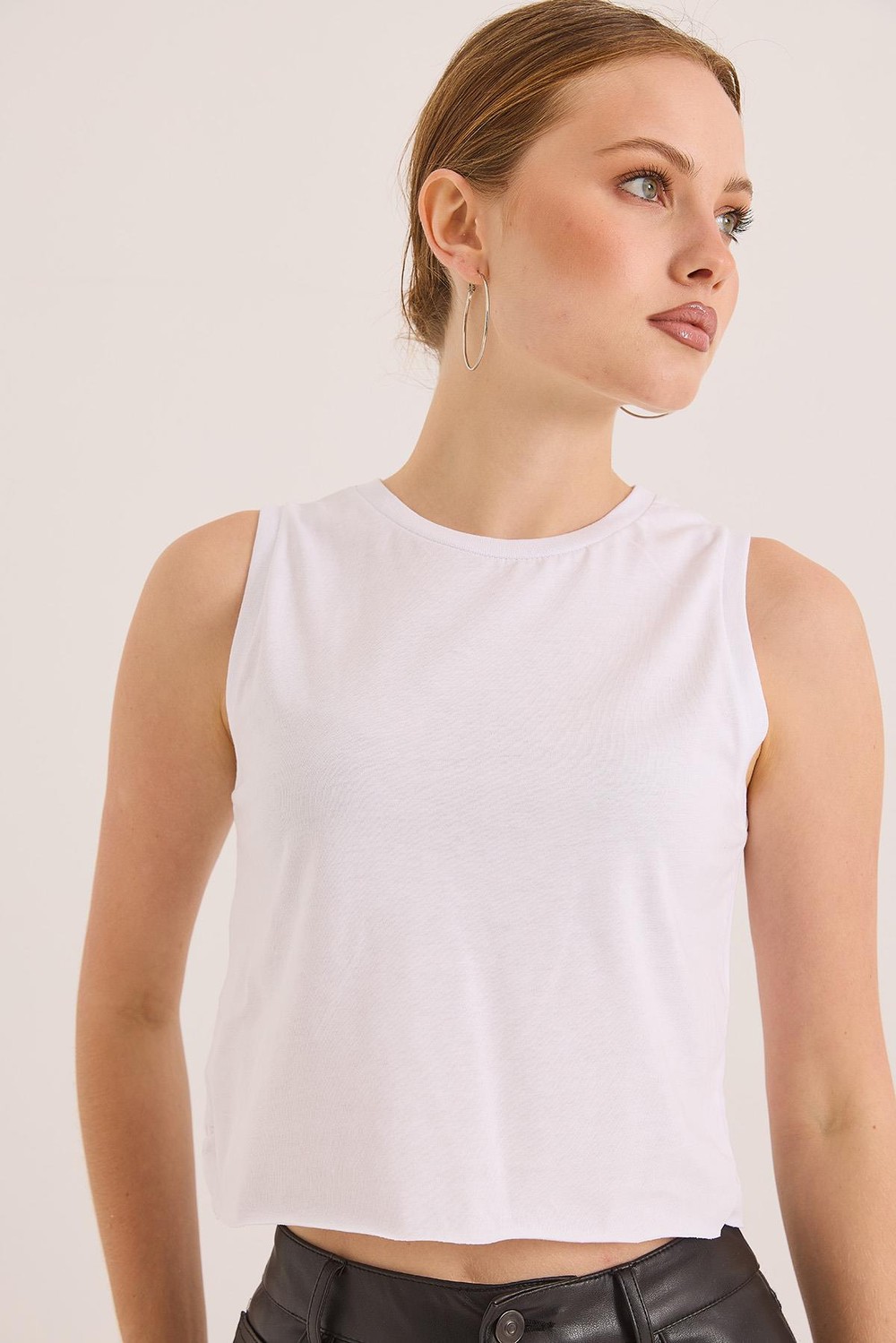 Sıfır Kol Yuvarlak Yaka Havalı Crop Tshirt Beyaz