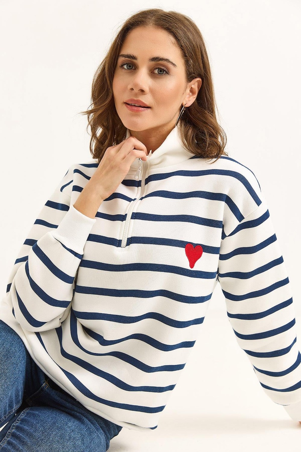 Kadın Oversize Çizgili Kalp Nakışlı Fermuarlı Sweatshirt Lacivert Beyaz