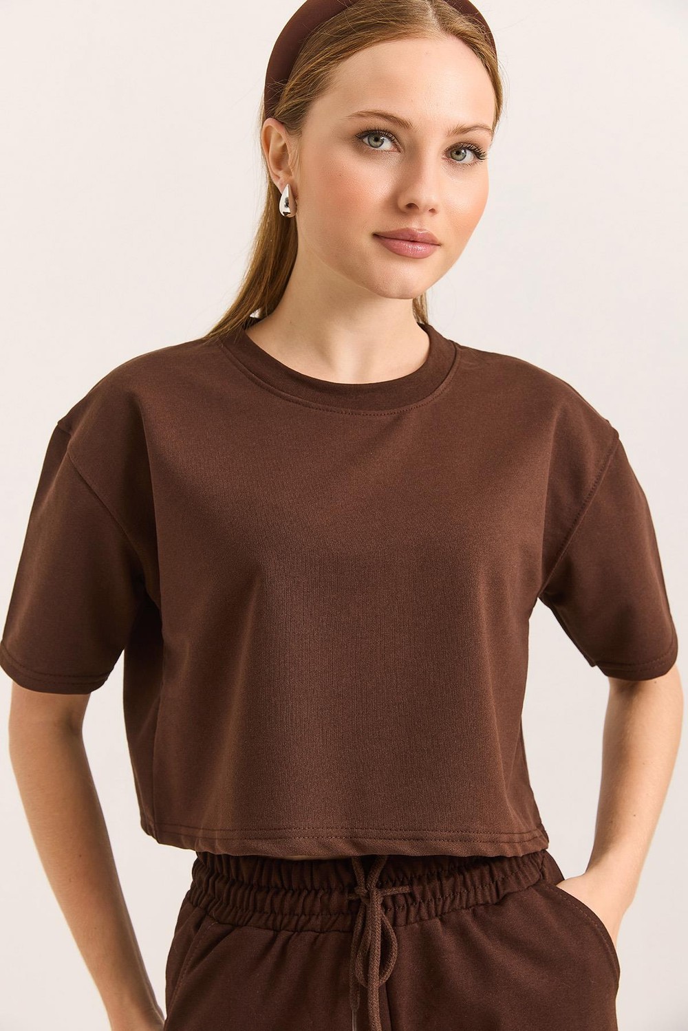 Bisiklet Yaka Havalı Crop İki İp Tshirt  Kahverengi