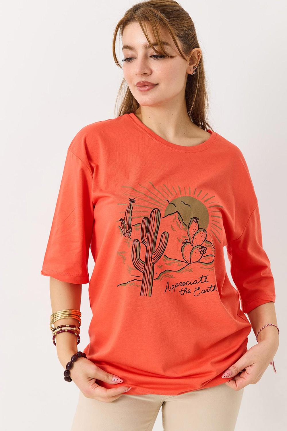 Kadın Çöl Tema Baskılı Bisiklet Yaka Tshirt Nar Çiçeği