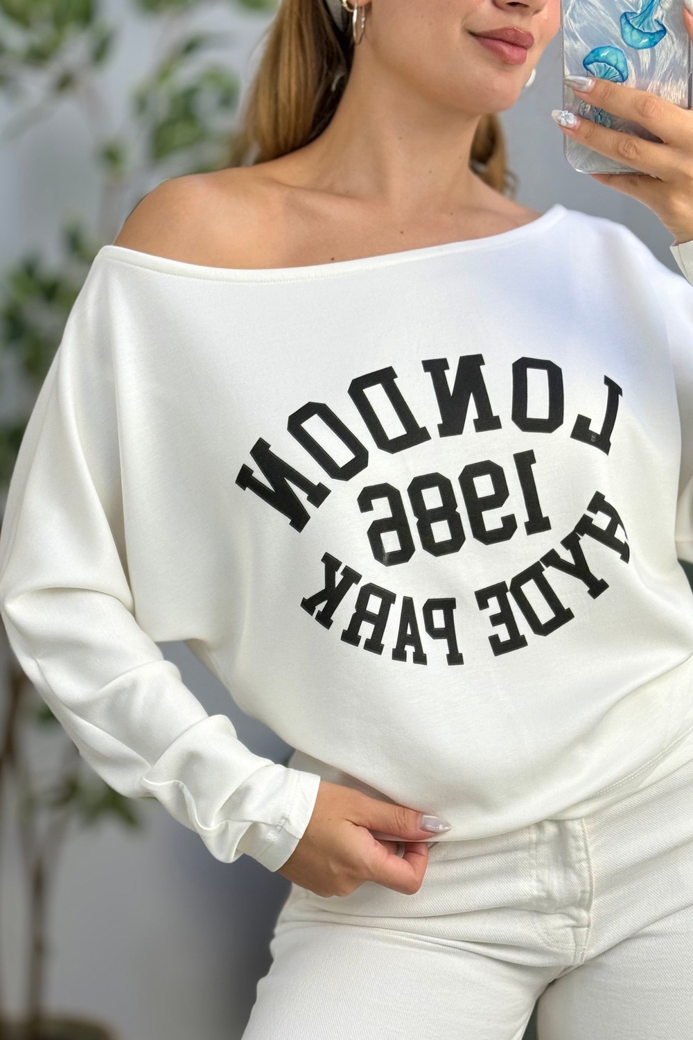 Kayık Yaka Viskon London Baskılı  Uzun Kollu Tshirt Beyaz