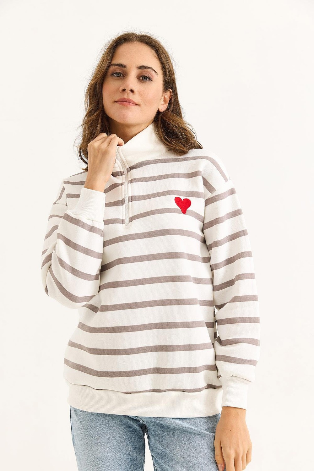 Kadın Oversize Çizgili Kalp Nakışlı Fermuarlı Sweatshirt Vizon Beyaz