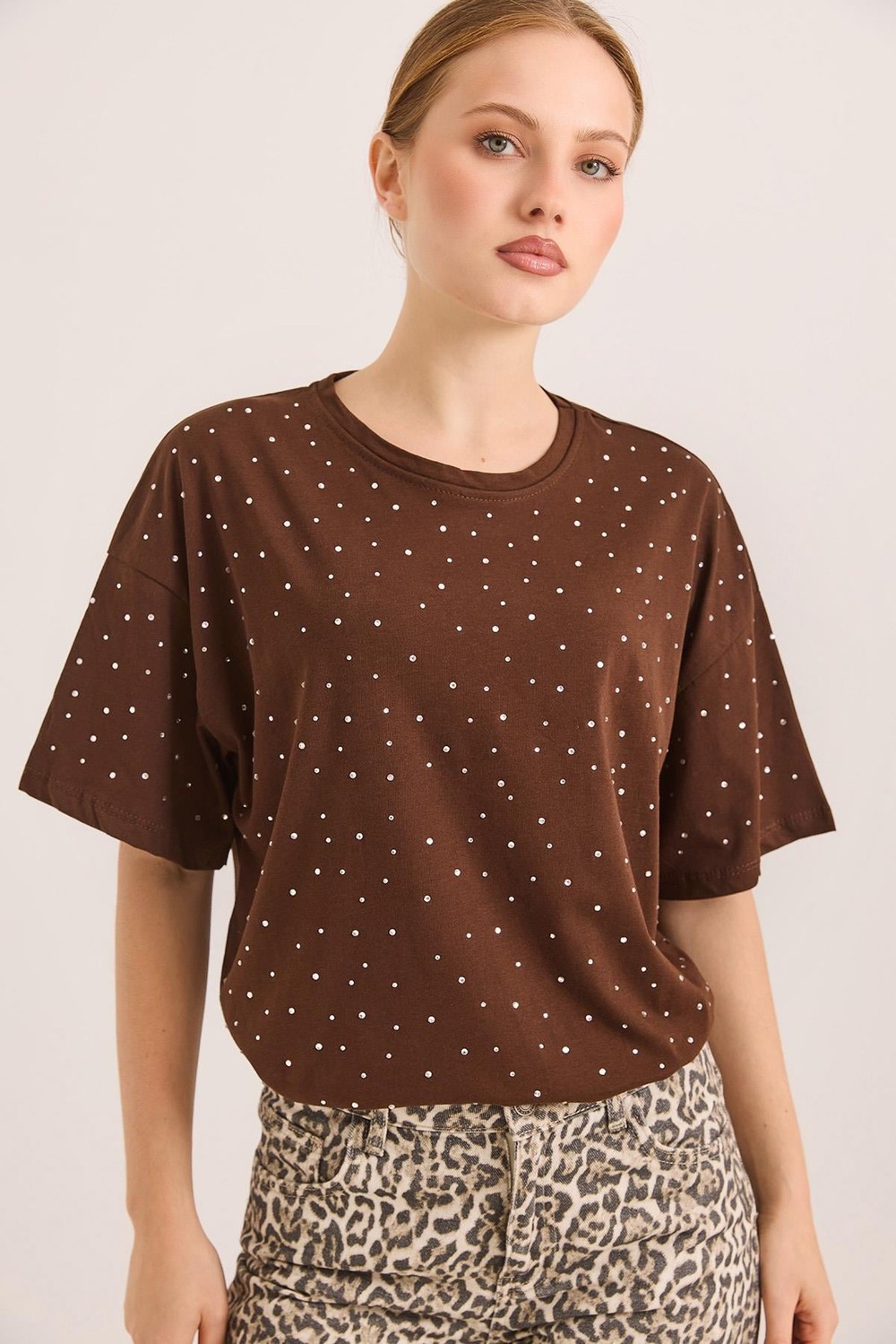 Taş Detaylı Rahat Kalıp Premium Pamuk Tshirt	Kahve