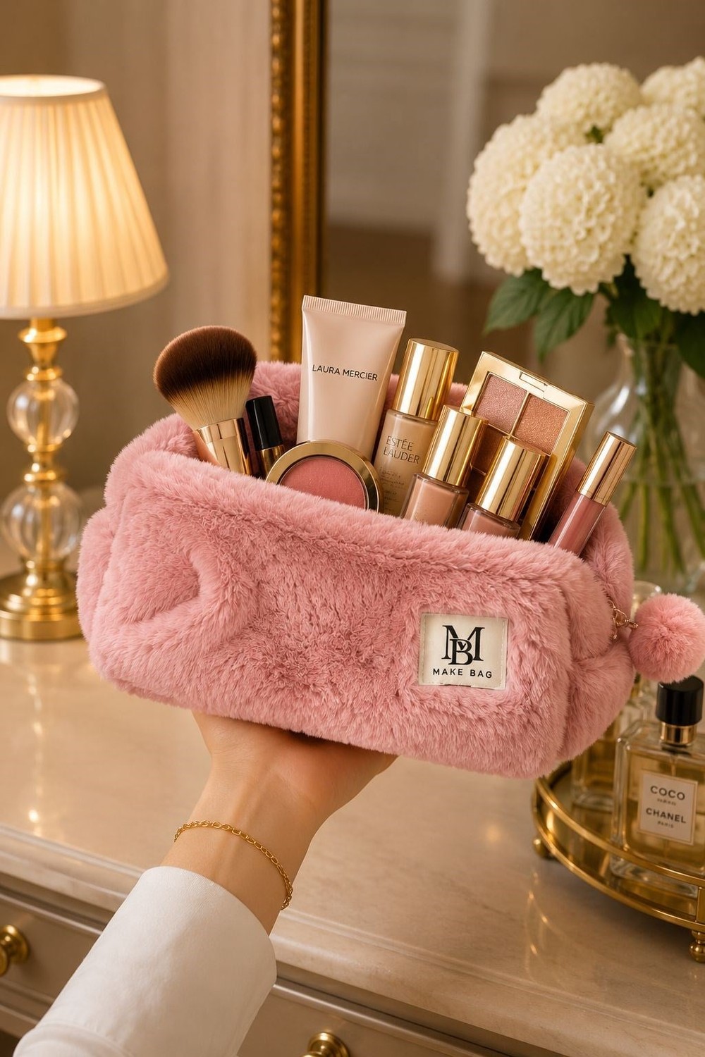 Kadın Peluş Tüylü Charmlı 23X13 Ölçülü Makyaj Çantası Pembe