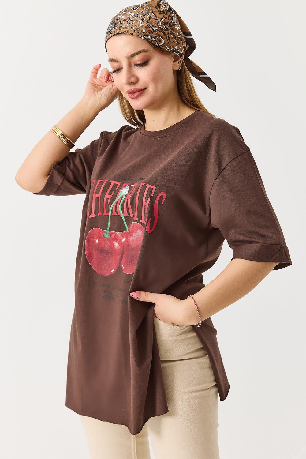 Kadın Kiraz Baskılı Yanları Yırtmaçlı Bisiklet Yaka Tshirt  Kahverengi