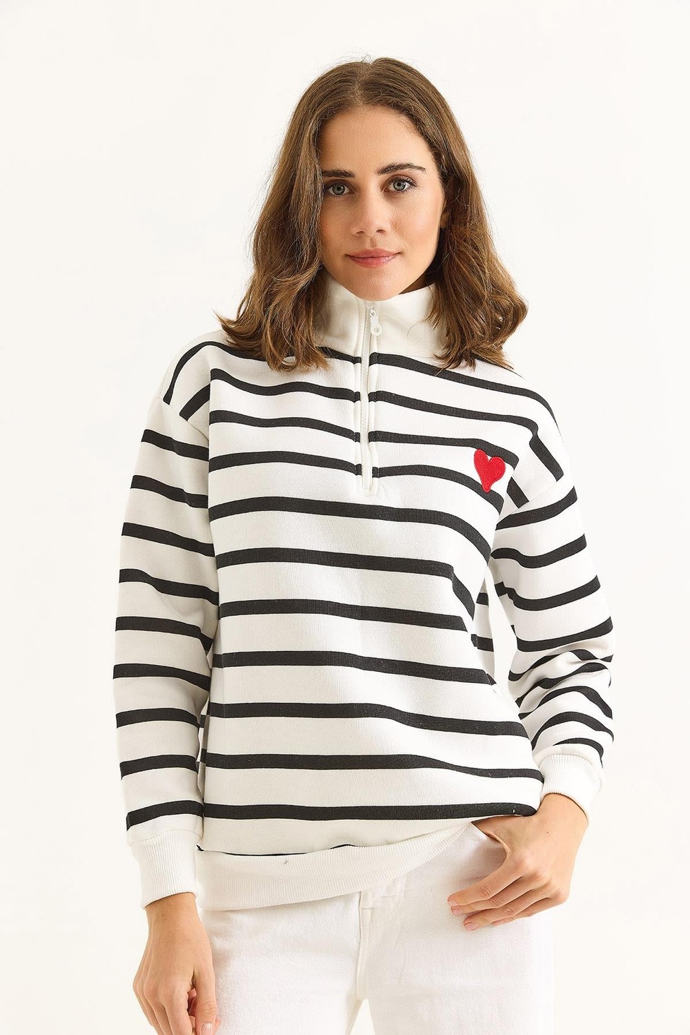 Kadın Oversize Çizgili Kalp Nakışlı Fermuarlı Sweatshirt Siyah Beyaz