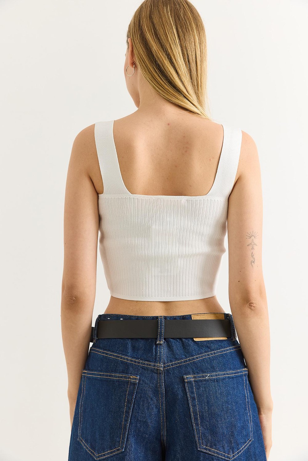 Düğme Aksesuarlı Askılı Triko Crop Bluz Beyaz
