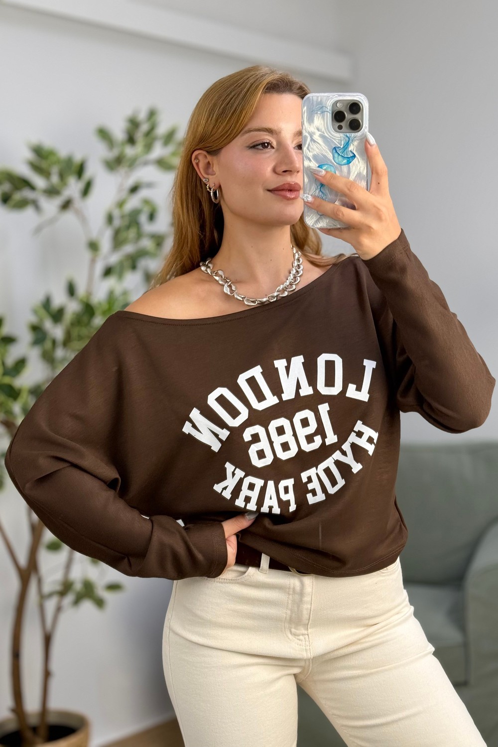 Kayık Yaka Viskon London Baskılı  Uzun Kollu Tshirt Kahve