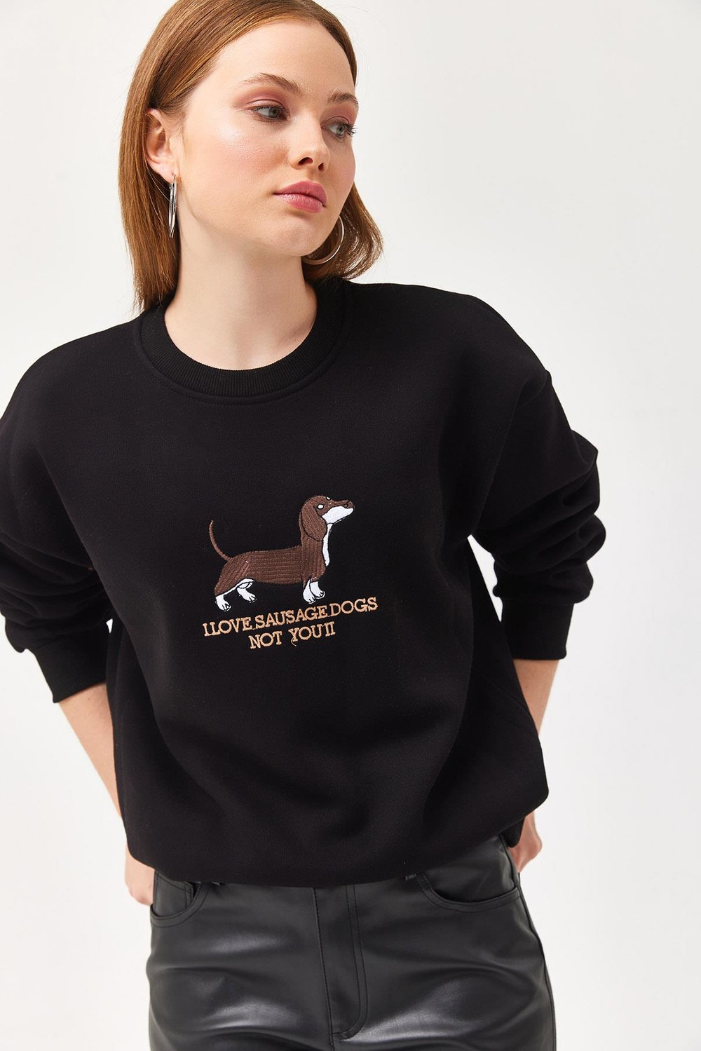 Nakışlı Şardonlu Üç İp Bayan Sweatshirt Siyah