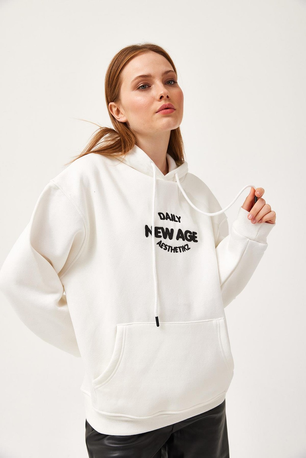 Oversize Kapüşonlu Kanguru Cepli Sweatshirt Beyaz