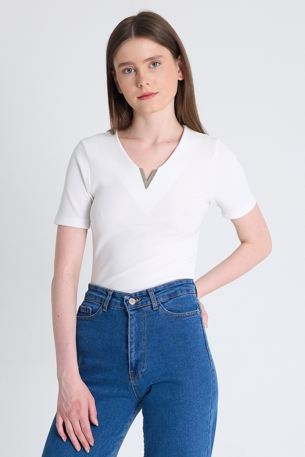 Bluz-Beyaz V Yaka Aksesuar Detaylı Slim Fit Tişört 9206M-rulem