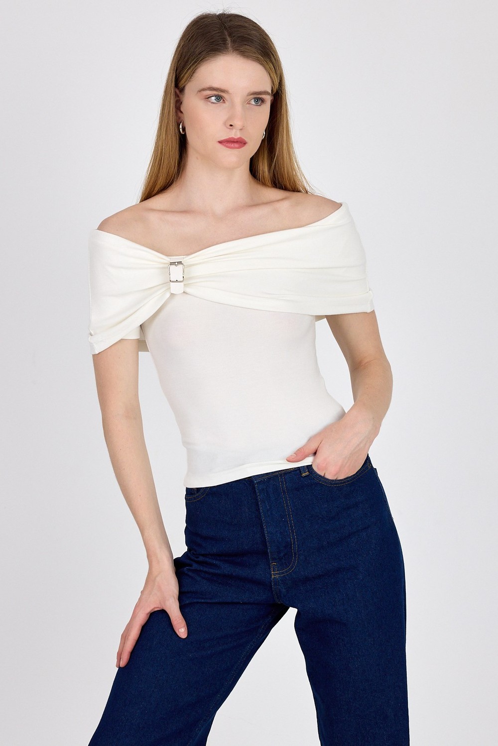 Bluz-Beyaz Viskoz/Yumuşak Kumaş Madonna Yaka Toka Detaylı Bluz 1475-rulem