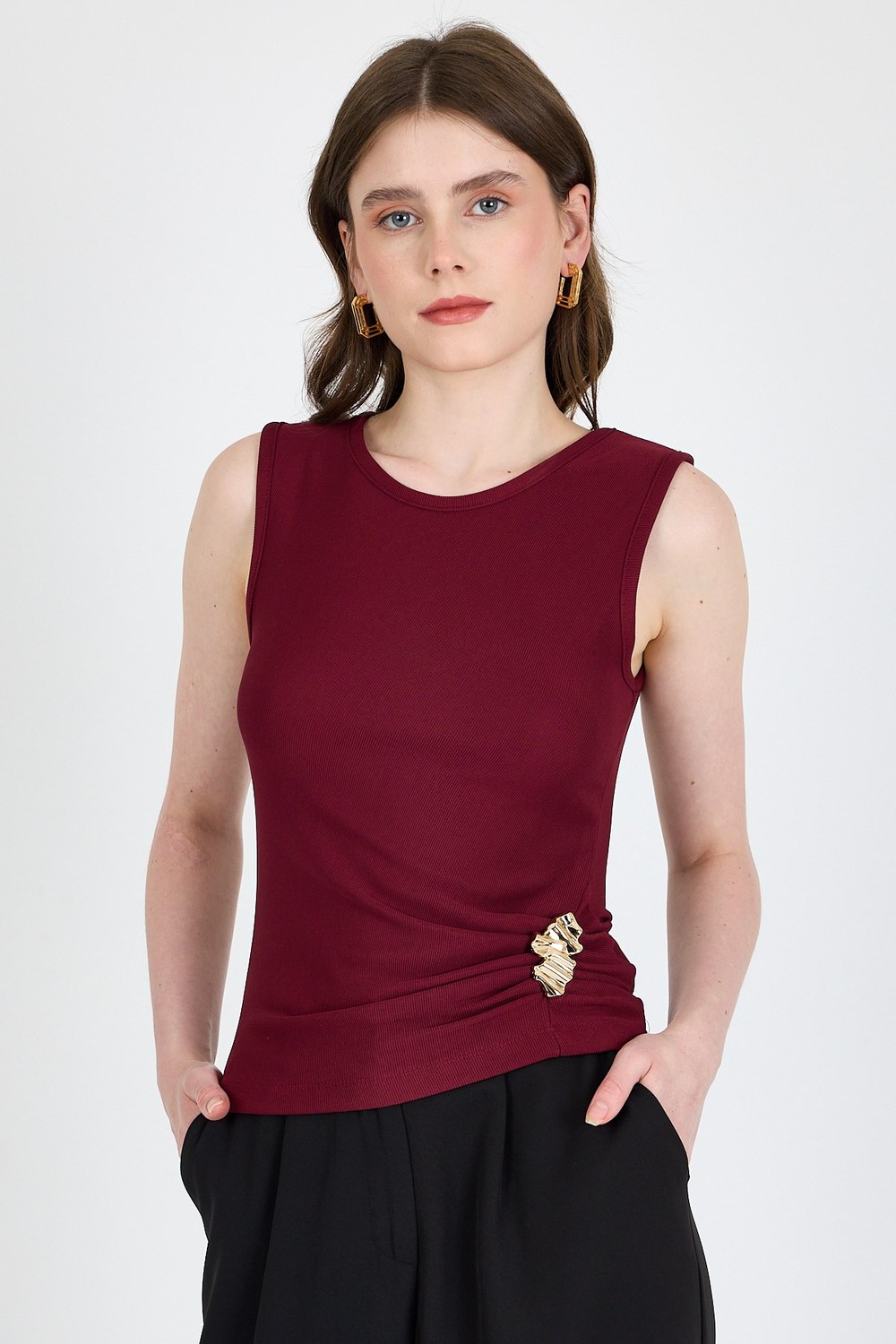 Bluz-Bordo Yan Toka Detaylı Büzgülü Kolsuz Bluz 020-rulem
