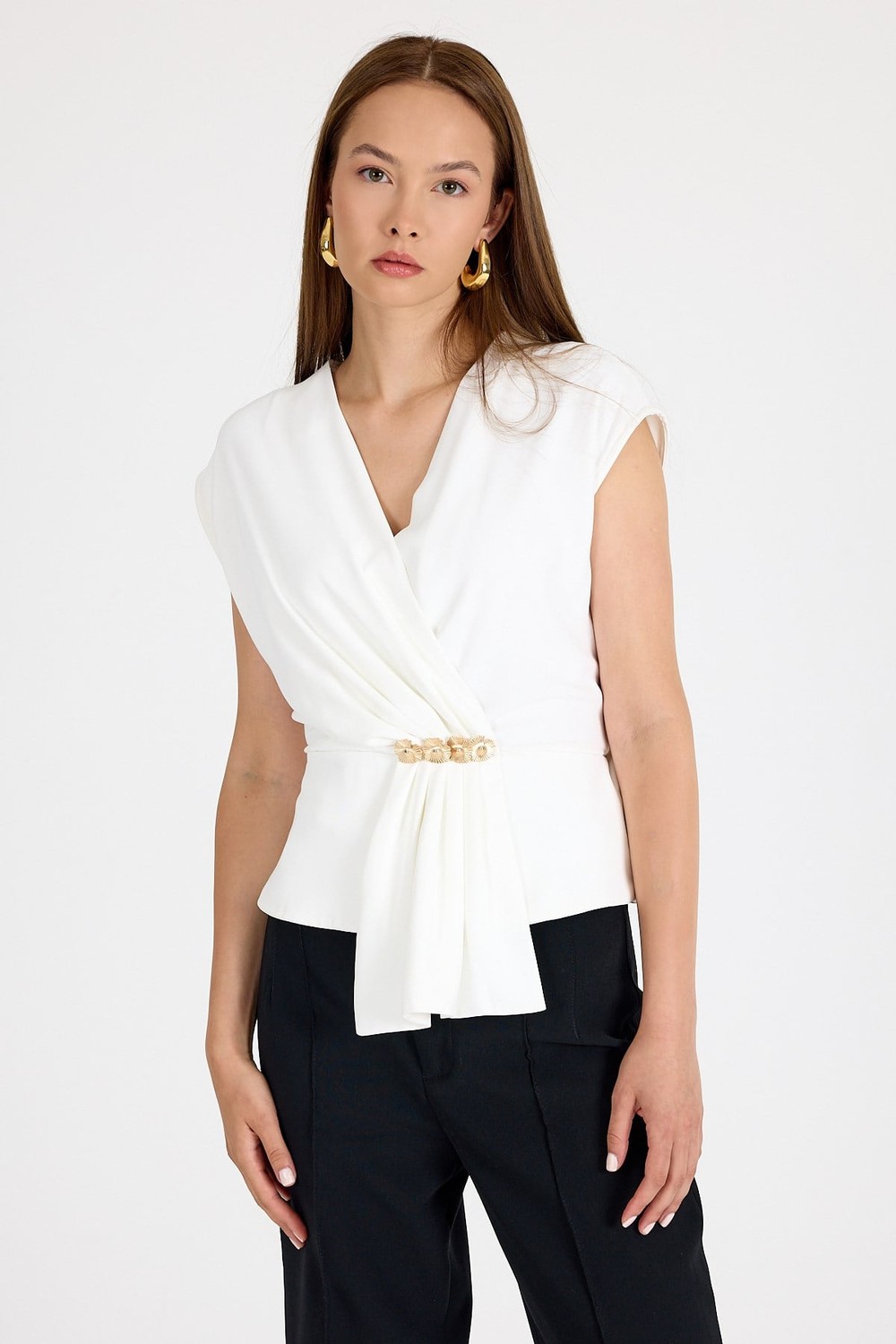 Bluz-Ekru Aksesuar Detaylı V Yaka Drape Bluz 251178-rulem