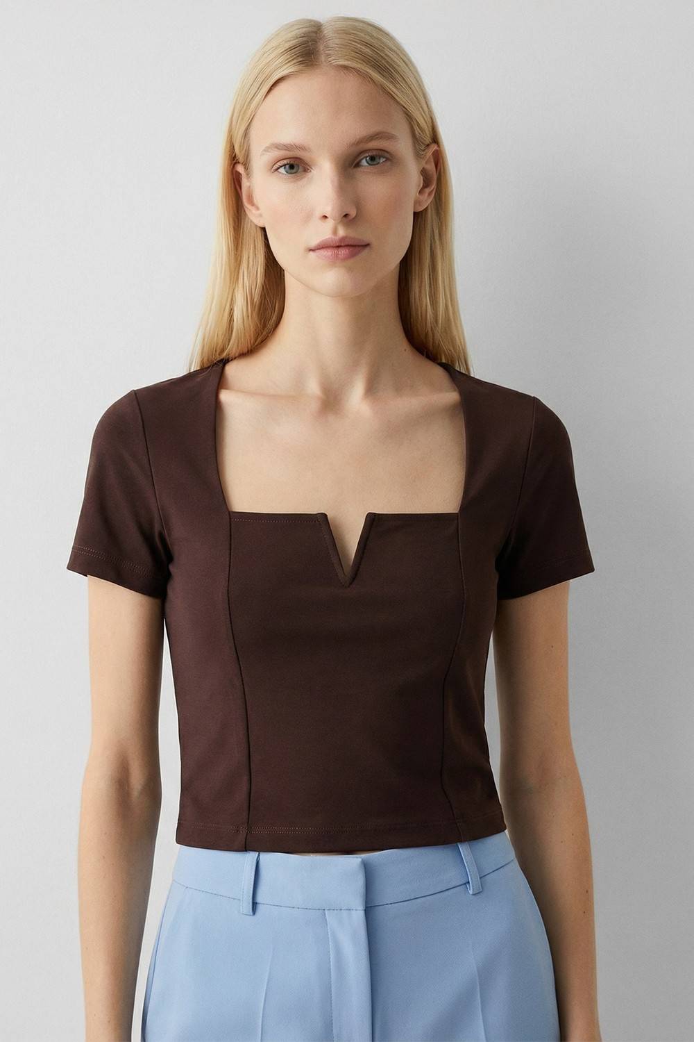 Bluz-Kahve Kare Yaka V Kesim Detaylı Crop Bluz 10432-rulem