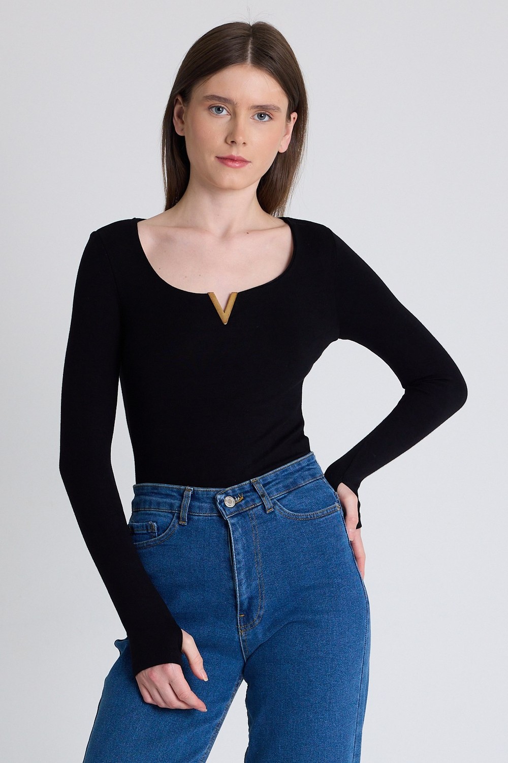 Bluz-Siyah Viskoz/Yumuşak Kumaş Aksesuarlı Parmak Geçme Detaylı Bluz 1476-rulem