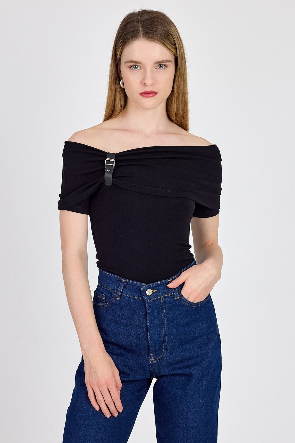Bluz-Siyah Viskoz/Yumuşak Kumaş Madonna Yaka Toka Detaylı Bluz 1475-rulem