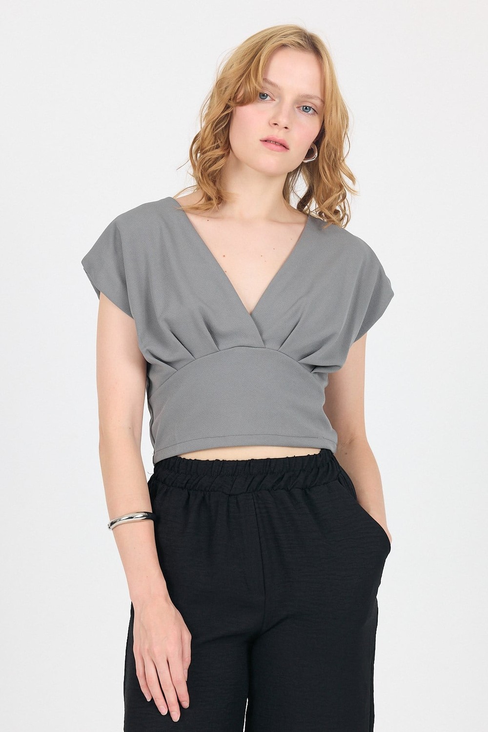 Gri Vatkalı V Yaka Kruvaze Crop Bluz 4227