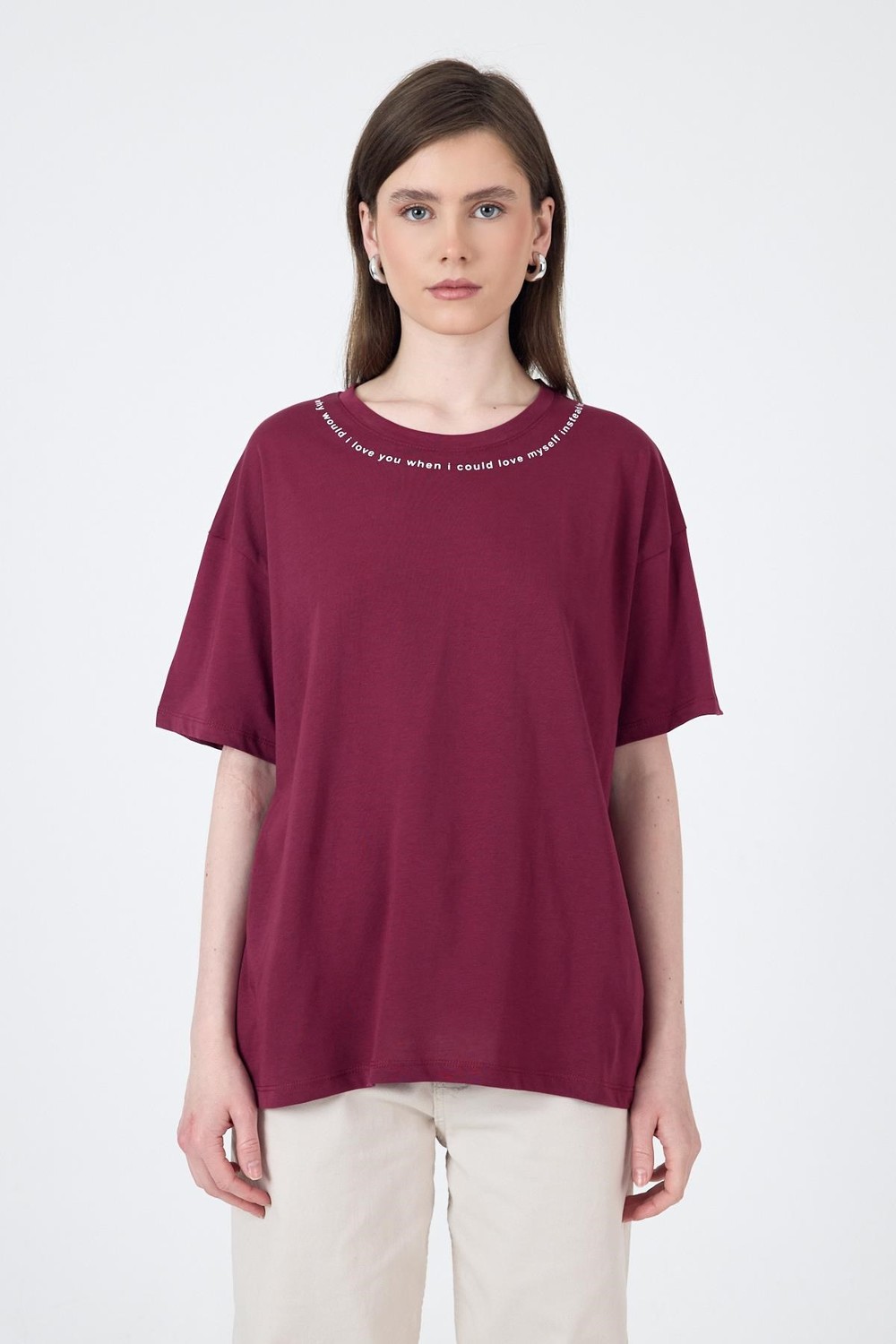 Kadın Tişört-Bordo Yaka Yazı Baskılı Oversize Pamuklu  Tişört 2150-34M-rulem