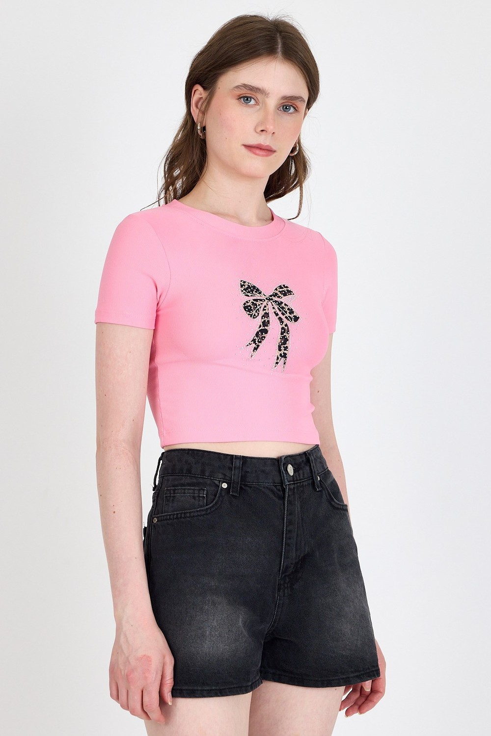 Kadın Tişört-Pembe Leopar Fiyonk Baskılı Taş Detaylı Slim Fit Crop Tişört 0549-1-rulem