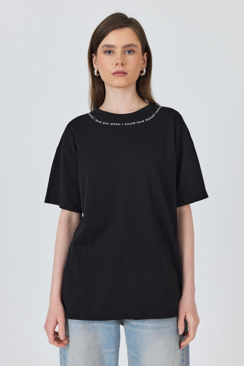 Kadın Tişört-Siyah Yaka Yazı Baskılı Oversize Pamuklu Tişört 2150-34M-rulem