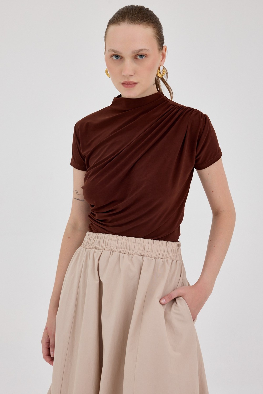 Kahve Kısa Kol Büzgülü Sandy Bluz 2417