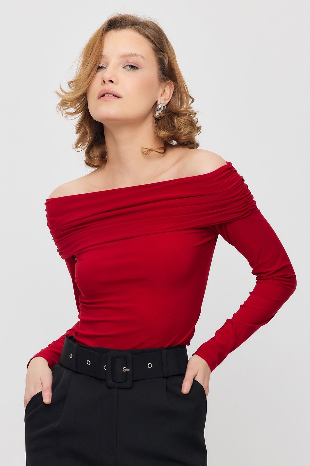 Kırmızı Madonna Yaka Büzgülü Bluz 12222
