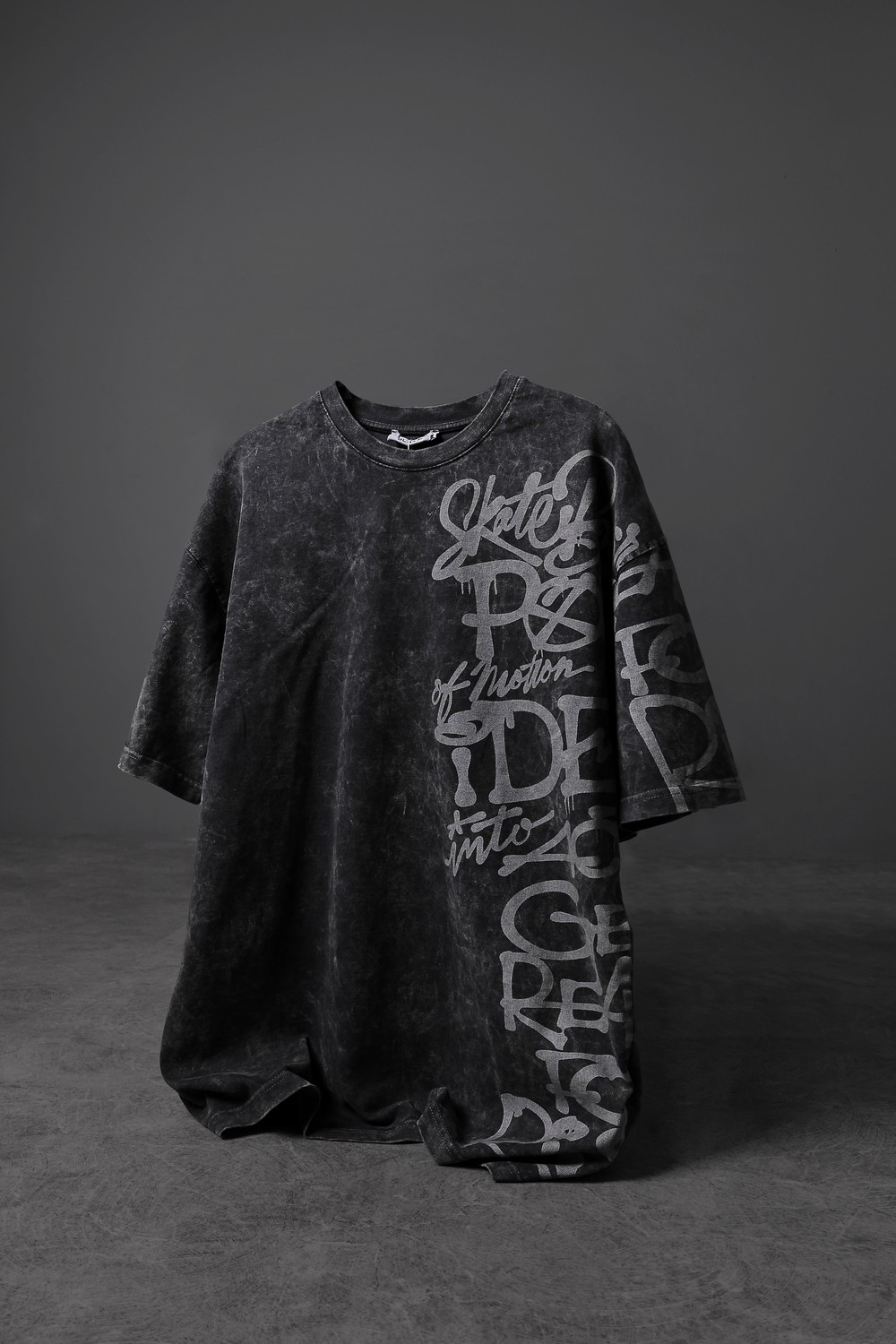 Erkek Antrasit Grafiti Yan Baskı Özel Yıkamalı Kumaş Oversize Tshirt