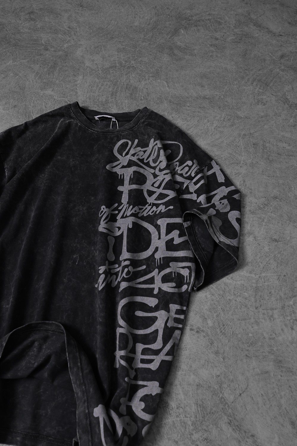 Erkek Antrasit Grafiti Yan Baskı Özel Yıkamalı Kumaş Oversize Tshirt